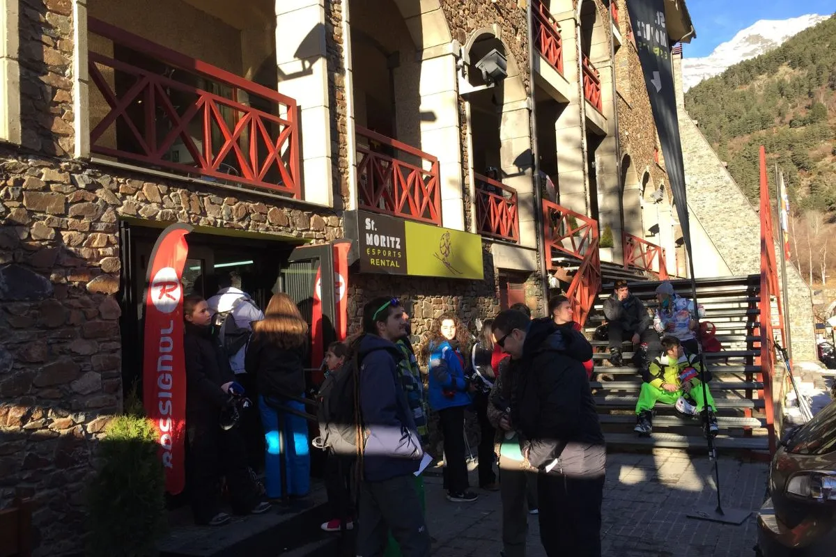 Clientes Stay Arinsal recogiendo equipo de esquí en Esports Sant Moritz