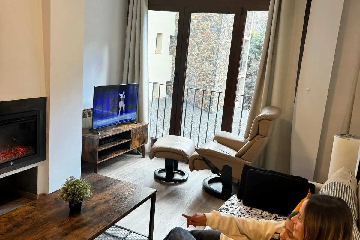 Salón acogedor y moderno del apartamento Stay Arinsal